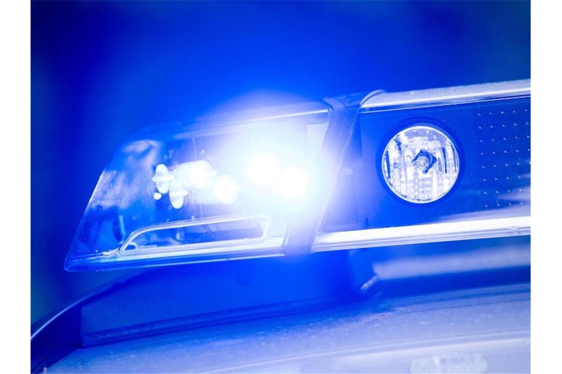 Aggressiv auftretender Mann wird von Polizeihund gebissen Ein Blaulicht leuchtet an einer Polizeistreife. Foto: Lino Mirgeler/dpa/Archivbild