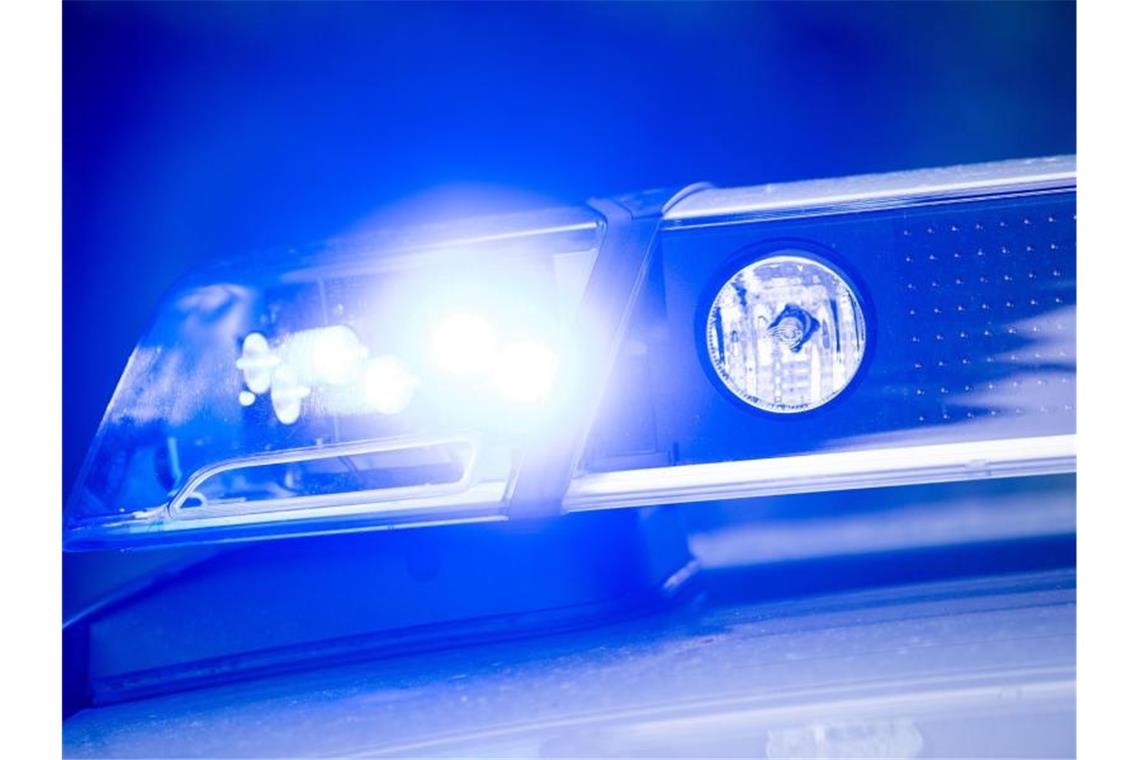 Feuer in Heidenheim: Mutmaßlicher Brandstifter festgenommen Ein Blaulicht leuchtet an einer Polizeistreife. Foto: Lino Mirgeler/dpa/Symbolbild