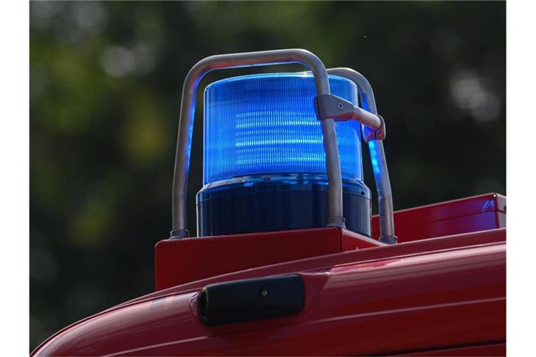 Ein Blaulicht leuchtet auf dem Dach eines Einsatzfahrzeugs der Feuerwehr. Foto: Robert Michael/dpa-Zentralbild/ZB/Symbolbild