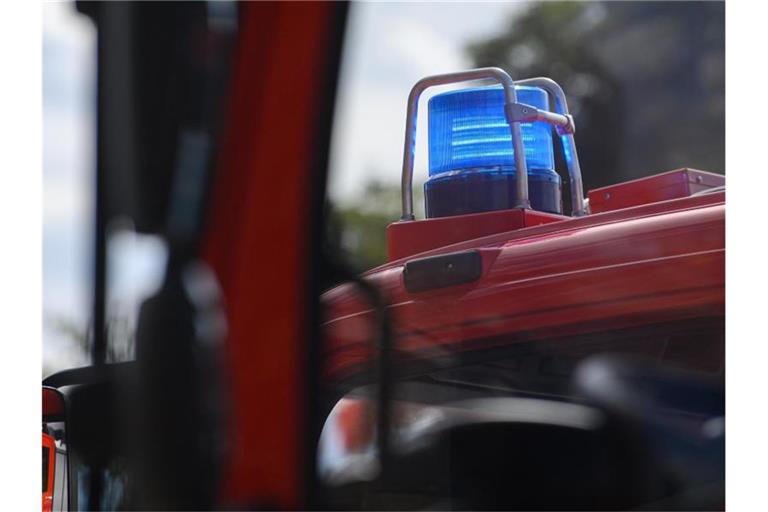 Ein Blaulicht leuchtet auf dem Dach eines Einsatzfahrzeugs der Feuerwehr. Foto: Robert Michael/dpa-Zentralbild/ZB/Symbolbild