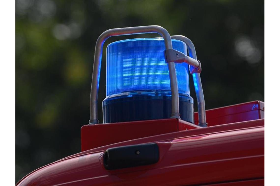 Bewohner soll Haus angezündet haben: In Klinik gestorben Ein Blaulicht leuchtet auf dem Dach eines Einsatzfahrzeugs der Feuerwehr. Foto: Robert Michael/dpa-Zentralbild/ZB/Symbolbild