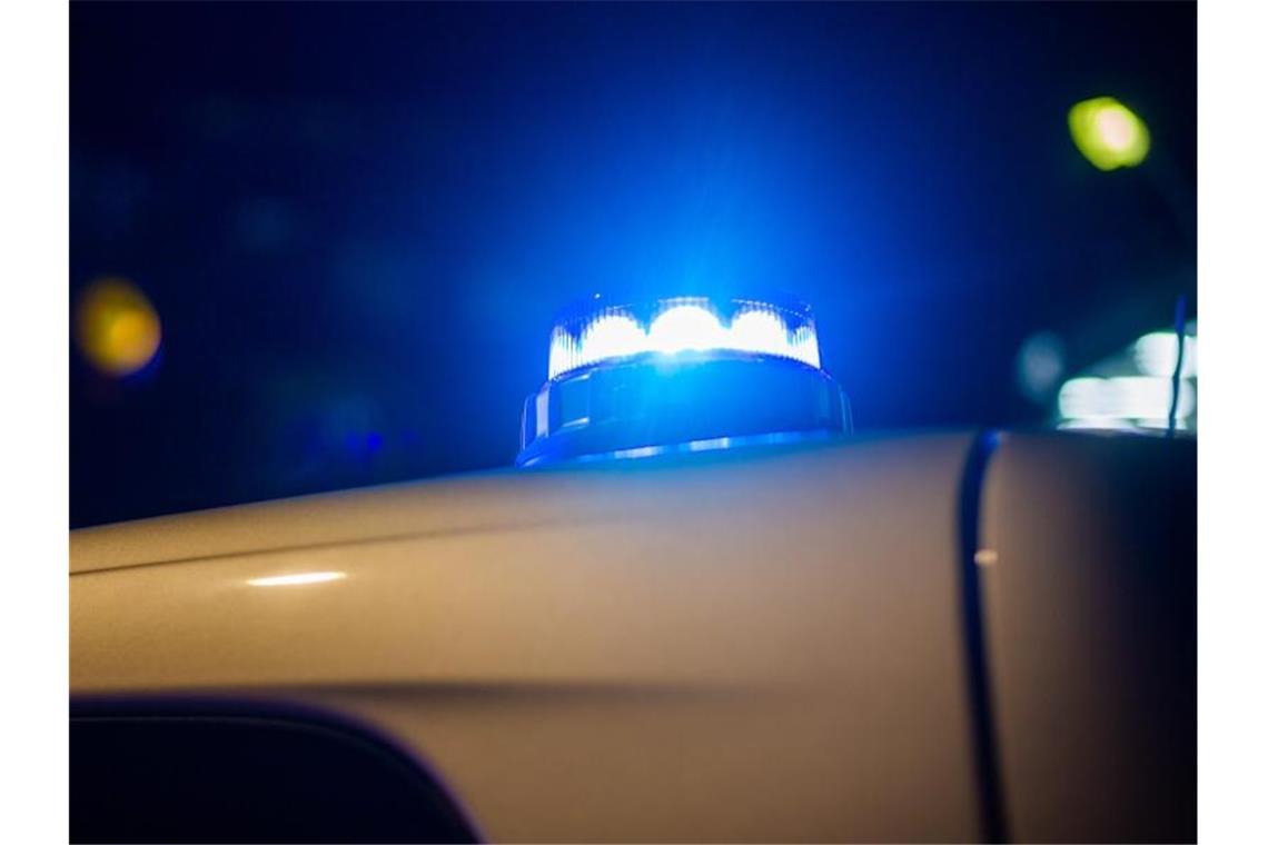 Mutmaßlicher Reichsbürger fährt Polizisten an Ein Blaulicht leuchtet auf dem Dach eines Polizeifahrzeugs. Foto: Fernando Gutierrez-Juarez/dpa/Symbolbild