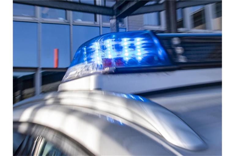 Ein Blaulicht leuchtet auf dem Dach eines Polizeiwagens. Foto: David Inderlied/dpa/Symbolbild