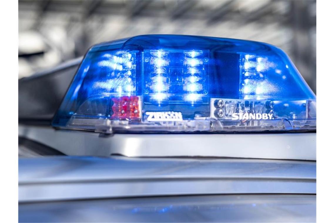 Waffen, Drogen und falsche Impfpässe in Wohnung gefunden Ein Blaulicht leuchtet auf dem Dach eines Polizeiwagens. Foto: David Inderlied/dpa/Symbolbild