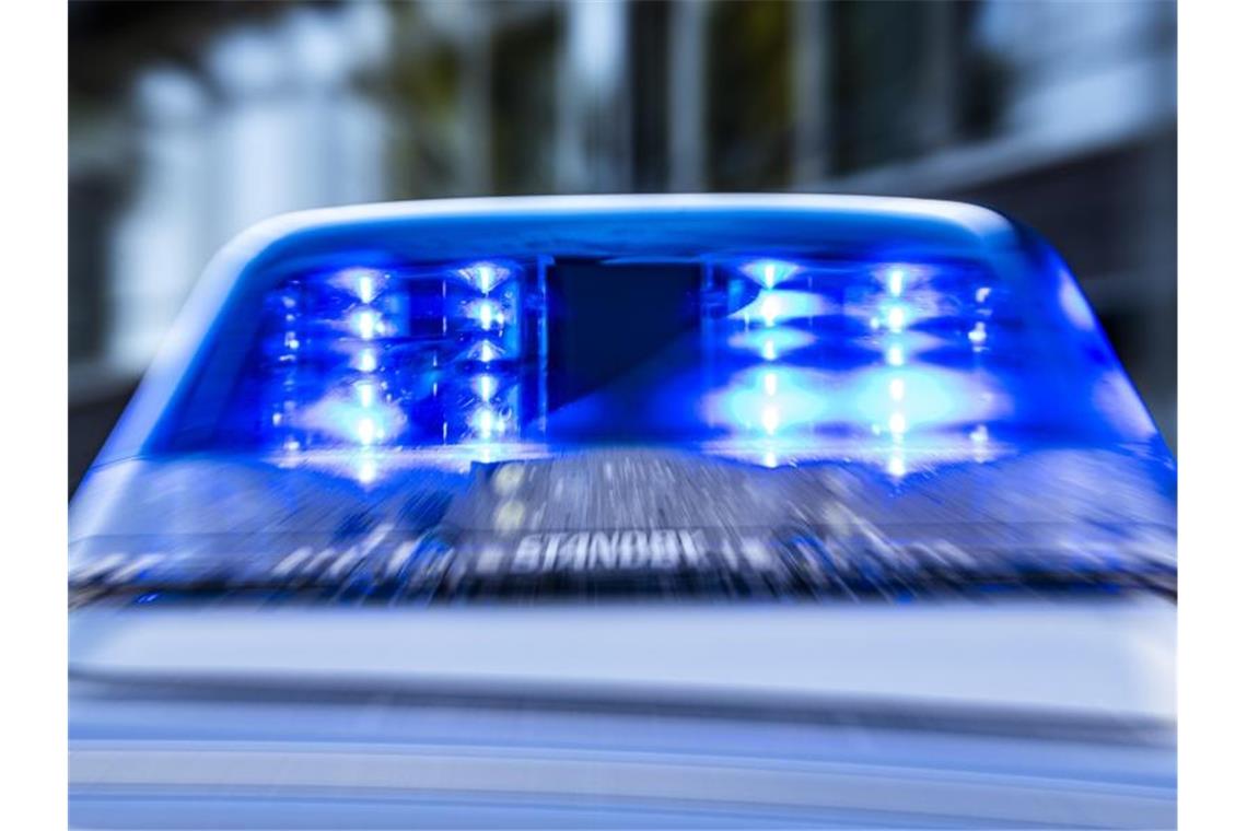 Radschrauben gelockert: Polizei ermittelt in 62 Fällen Ein Blaulicht leuchtet auf dem Dach eines Polizeiwagens. Foto: David Inderlied/dpa/Symbolbild