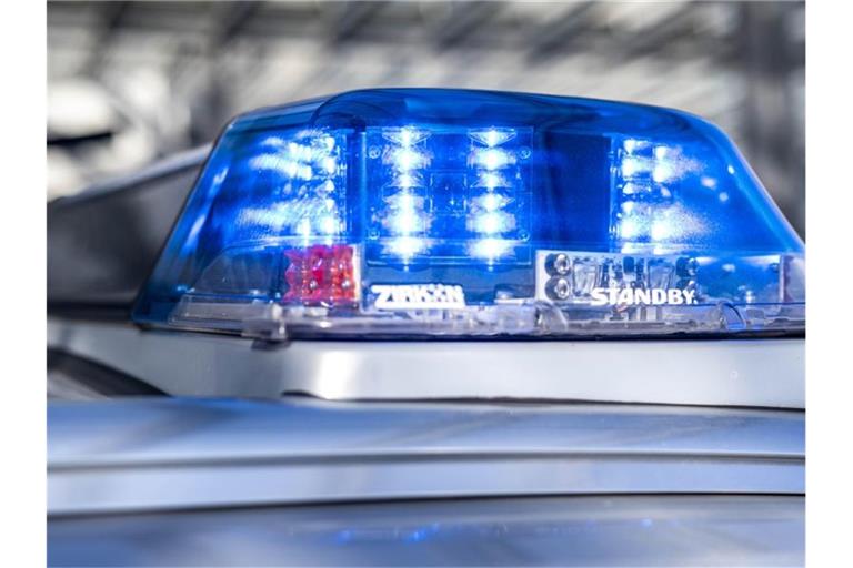 Ein Blaulicht leuchtet auf dem Dach eines Polizeiwagens. Foto: David Inderlied/dpa/Symbolbild