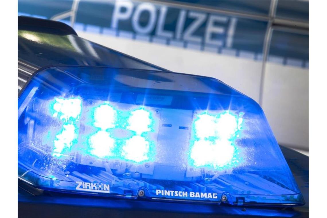 Angreifer flieht nach Messerattacke und taucht unter Ein Blaulicht leuchtet auf dem Dach eines Polizeiwagens. Foto: Friso Gentsch/dpa