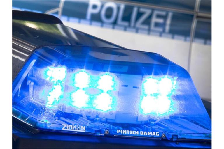 Ein Blaulicht leuchtet auf dem Dach eines Polizeiwagens. Foto: Friso Gentsch/dpa/Symbolbild