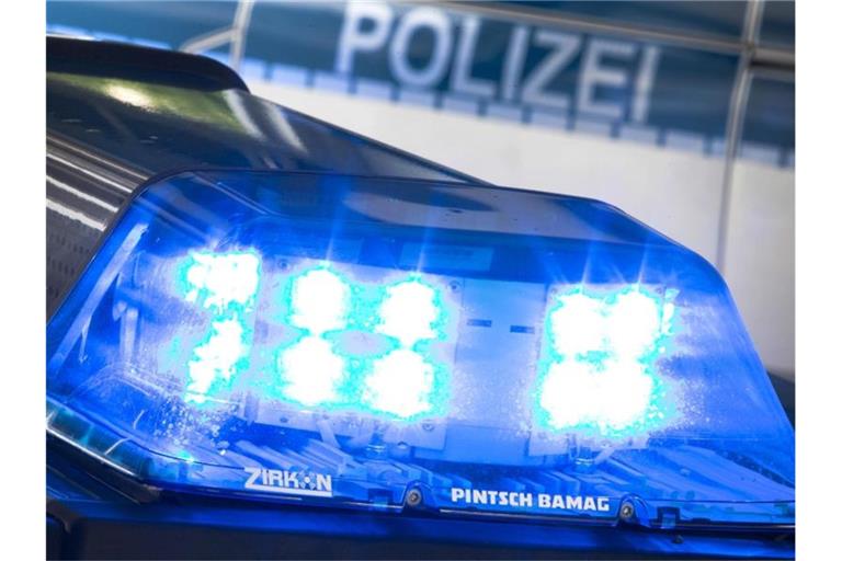 Ein Blaulicht leuchtet auf dem Dach eines Polizeiwagens. Foto: Friso Gentsch/dpa/Symbolbild