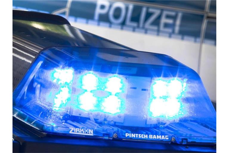 Ein Blaulicht leuchtet auf dem Dach eines Polizeiwagens. Foto: Friso Gentsch/dpa/Symbolbild