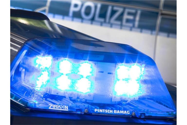 Ein Blaulicht leuchtet auf dem Dach eines Polizeiwagens. Foto: Friso Gentsch/dpa/Symbolbild