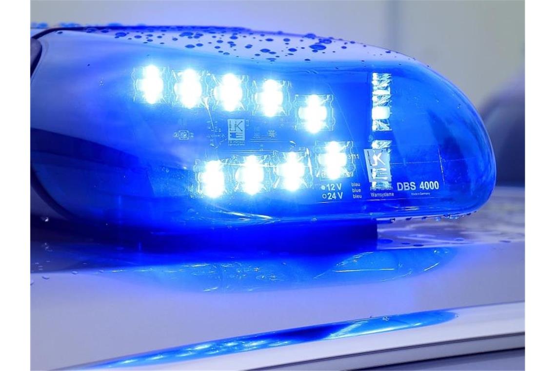 Satelliten-Navigation führt Polizei zu geklautem Mähroboter Ein Blaulicht leuchtet auf dem Dach eines Streifenwagens. Foto: Jens Wolf/dpa-Zentralbild/dpa/Symbolbild