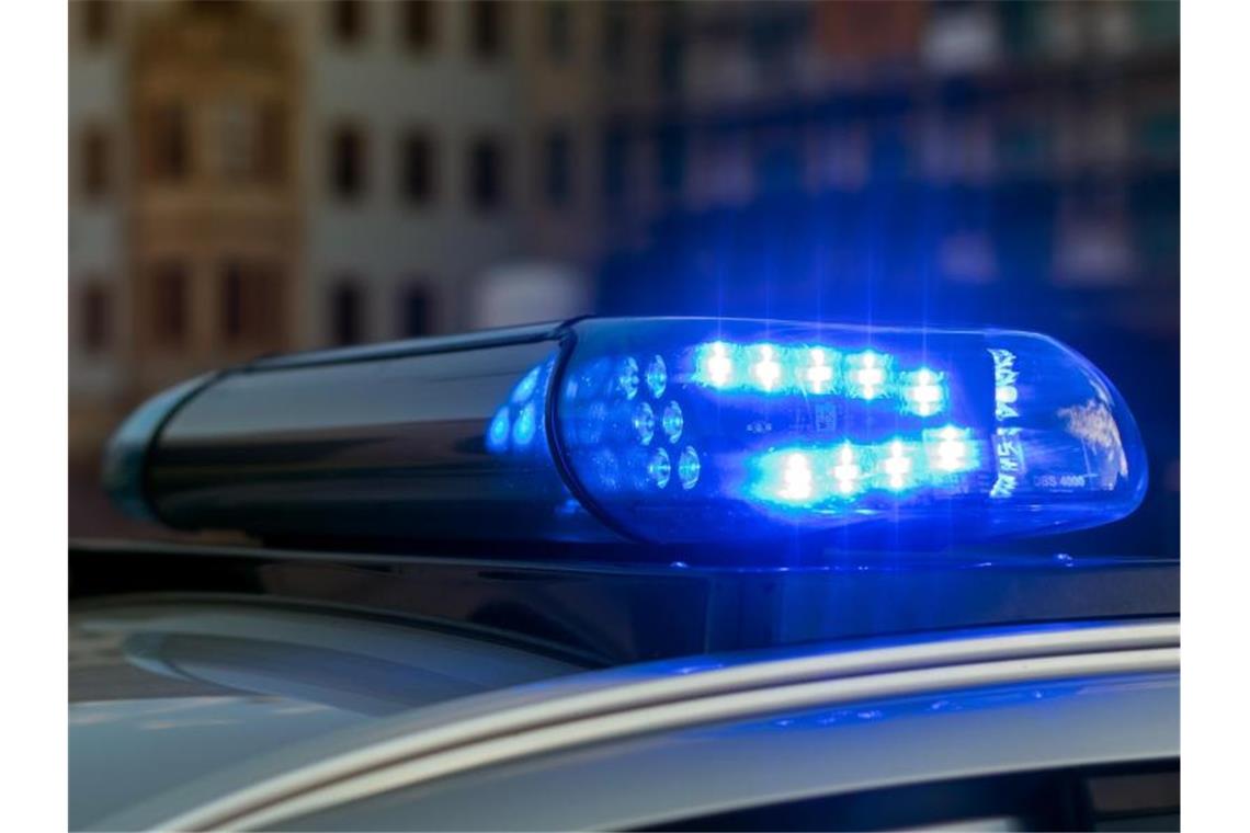31-Jähriger soll Frau in seiner Wohnung vergewaltigt haben Ein Blaulicht leuchtet auf einem Polizeifahrzeug. Foto: Monika Skolimowska/zb/dpa/Symbolbild