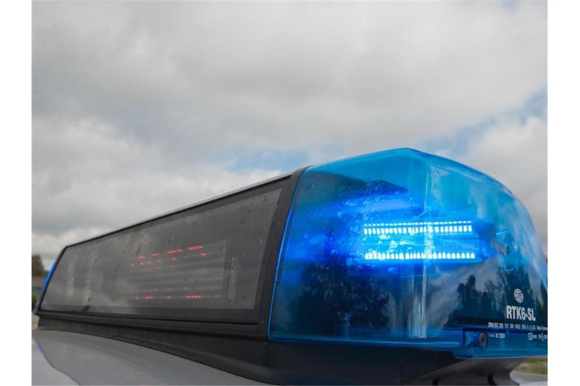 Theoretische Führerscheinprüfung unter falschen Namen Ein Blaulicht leuchtet auf einem Polizeifahrzeug. Foto: Armin Weigel/dpa/Symbolbild