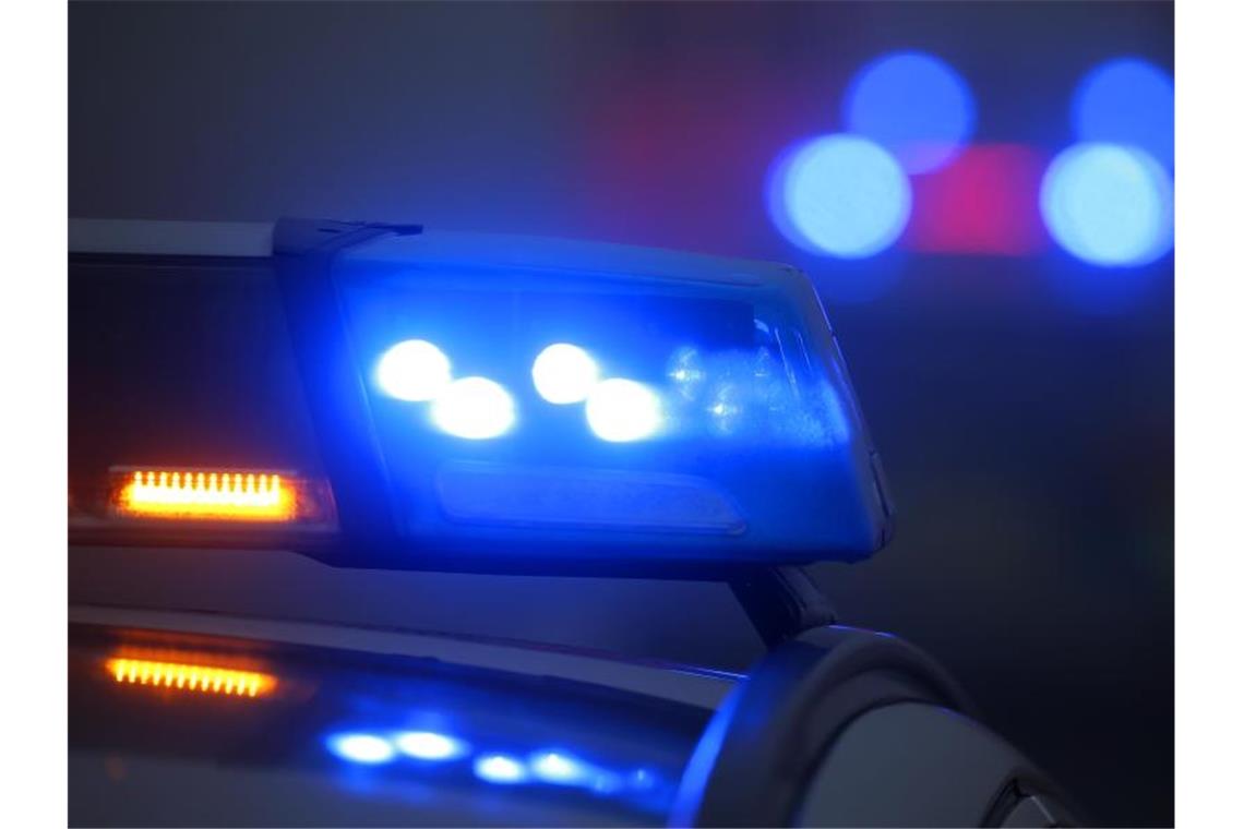 Drei Männer nach Diebstahl auf Baustelle festgenommen Ein Blaulicht leuchtet auf einem Polizeifahrzeug. Foto: Karl-Josef Hildenbrand/dpa/Symbolbild