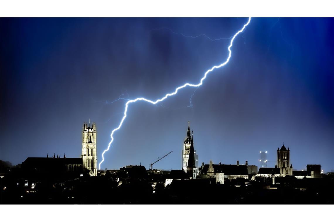 Ein Blitz entlädt sich über der St.-Bavo-Kathedrale im belgischen Gent. Seit mehr als 1000 Jahren ist sie das Wahrzeichen der zweitgrößten Stadt des Landes.