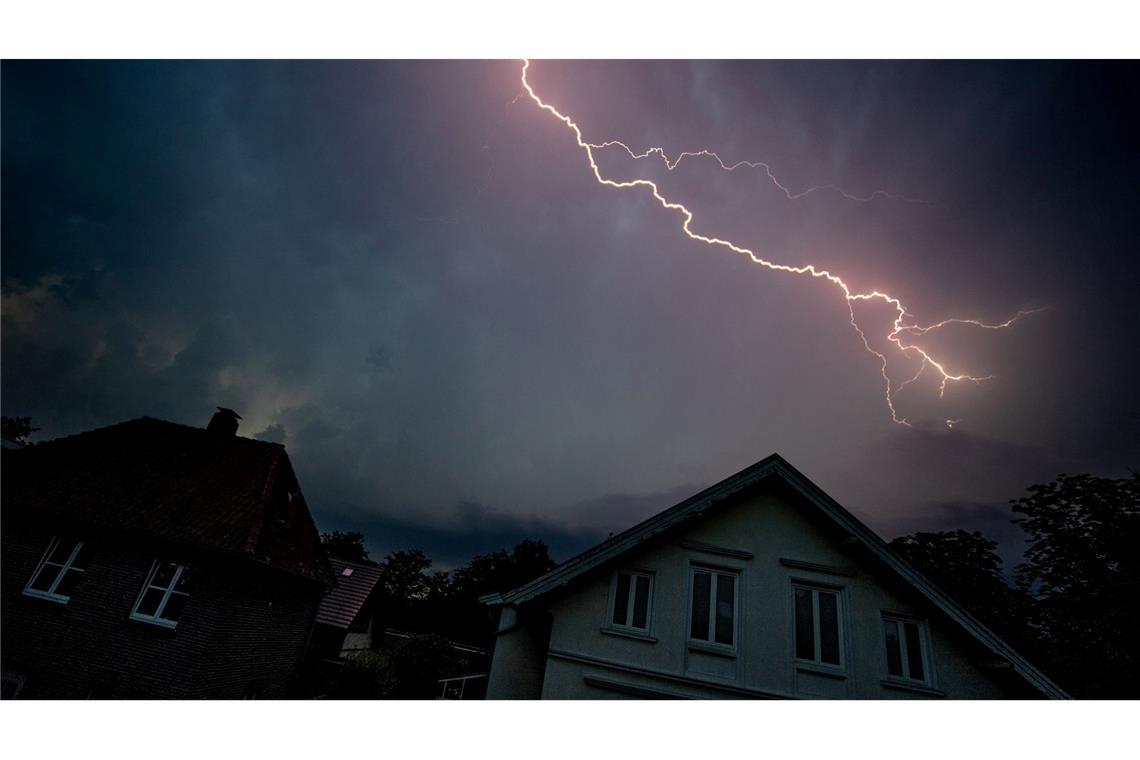 Ein Blitz zuckt während eines Gewitters in Oldenburg über den Abendhimmel.