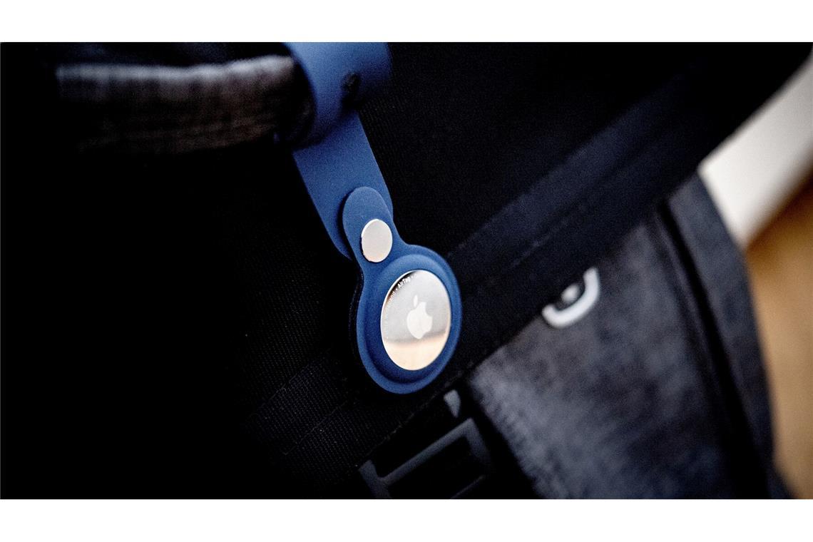 Ein Bluetooth-Tracker an einer Tasche. Die IT-Riesen Apple und Google wollen mit einer gemeinsamen Initiative den Missbrauch von kleinen Bluetooth-Ortungsgeräten für unerwünschtes Tracking von Personen verhindern.