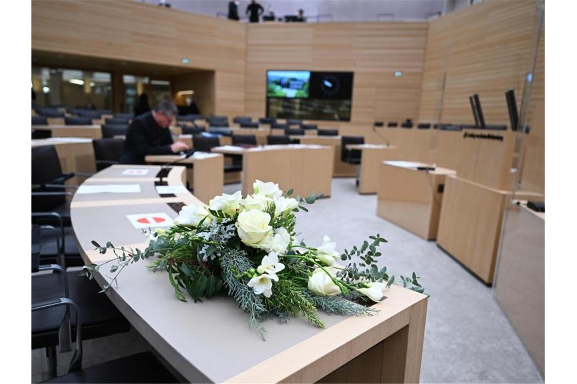 Ein Blumengebinde für den verstorbenen langjährigen Landtagsabgeordneten Hans-Ulrich Sckerl (Grüne). Foto: Bernd Weißbrod/dpa/Archivbild