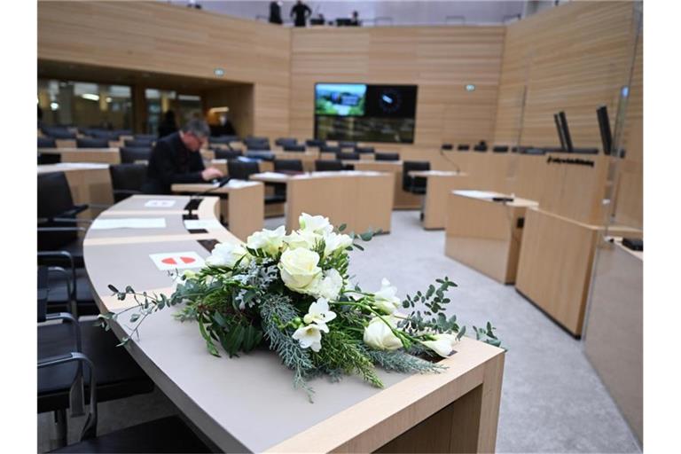 Ein Blumengebinde für den verstorbenen langjährigen Landtagsabgeordneten Hans-Ulrich Sckerl (Grüne). Foto: Bernd Weißbrod/dpa/Archivbild