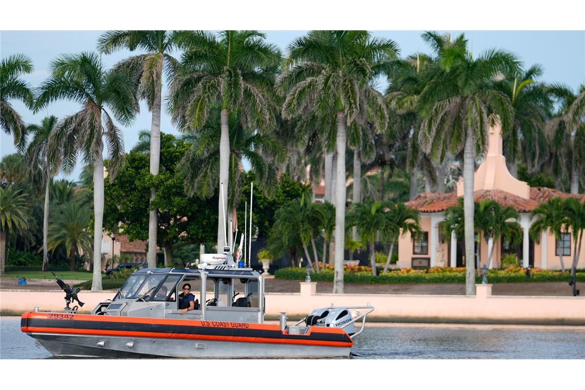 Ein Boot der Küstenwache patrouilliert in der Lake Worth Lagoon vor dem Mar-a-Lago Anwesen von Donald Trump.