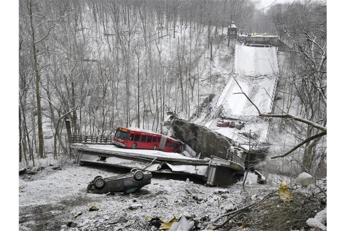 Schneebedeckte Brücke in Pittsburgh bricht zusammen Ein Bus der Hafenbehörde auf der zusammengebrochenen Brücke in Pittsburgh. Foto: Gene J. Puskar/AP/dpa