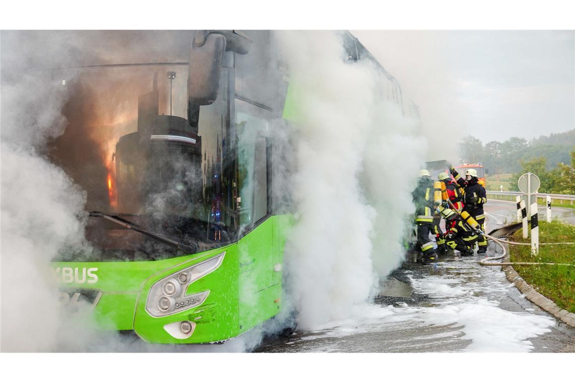 Ein Bus ist auf der A96 in Brand geraten.