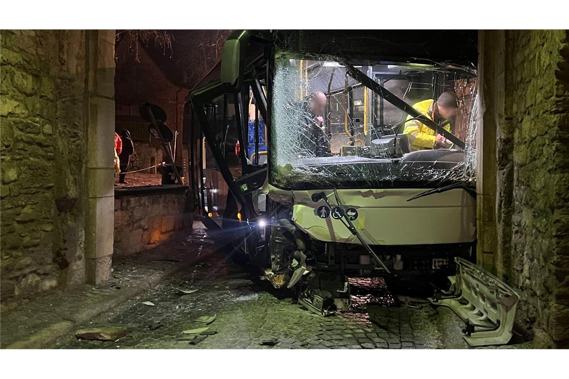 Ein Bus krachte in Sommerhausen in Bayern in einen Torbogen.