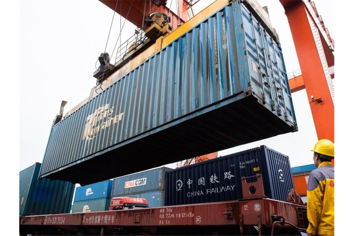 Chinas Außenhandel wächst langsamer Ein Container wird am Nordbahnhof von Changsha verladen. Foto: Chen Sihan/XinHua/dpa
