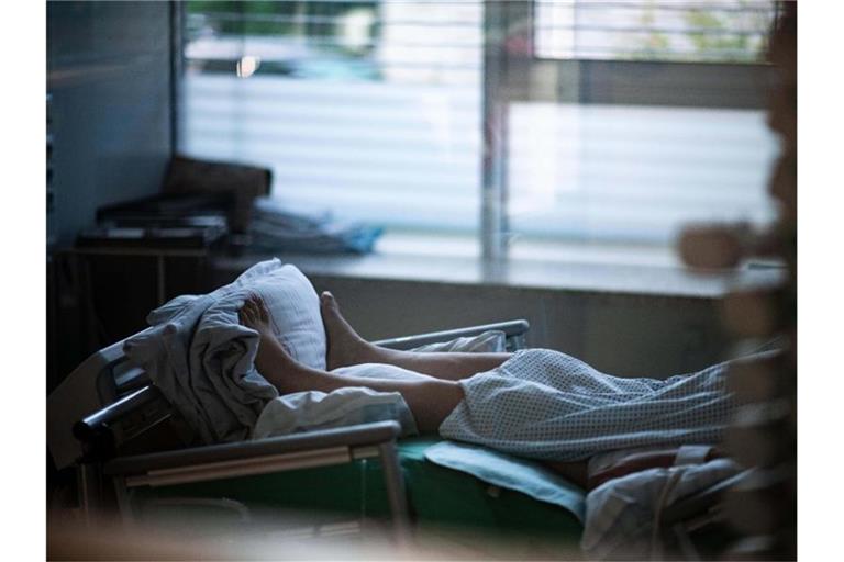 Ein Corona-Patient liegt auf einer Intensivstation auf dem Zimmer. Foto: Fabian Strauch/dpa/Symbolbild