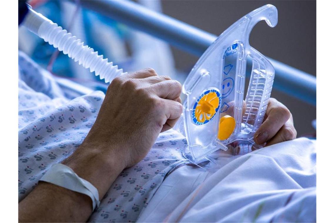 Bund-Länder-Beratungen zu Corona-Krise schon am Dienstag Ein Corona-Patient wird auf der Intensivstation des Universitätsklinikums Greifswald behandelt. Foto: Jens Büttner/dpa-Zentralbild/dpa