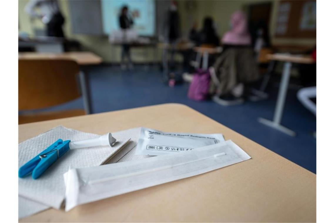 Ein Corona-Schnelltest liegt in einer Schule auf einem Tisch. Foto: Sebastian Gollnow/dpa/Archivbild