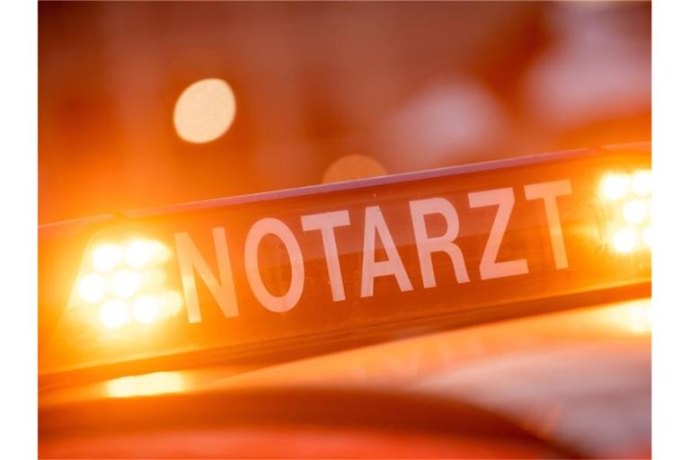 Ein Dachschild mit der Aufschrift "Notarzt". Foto: Lino Mirgeler/dpa/Archivbild