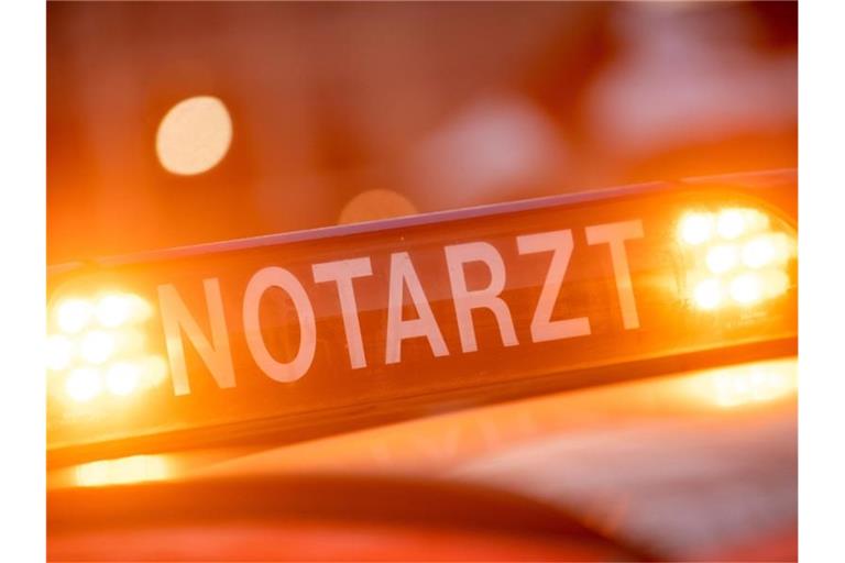 Ein Dachschild mit der Aufschrift "Notarzt". Foto: Lino Mirgeler/dpa/Symbolbild