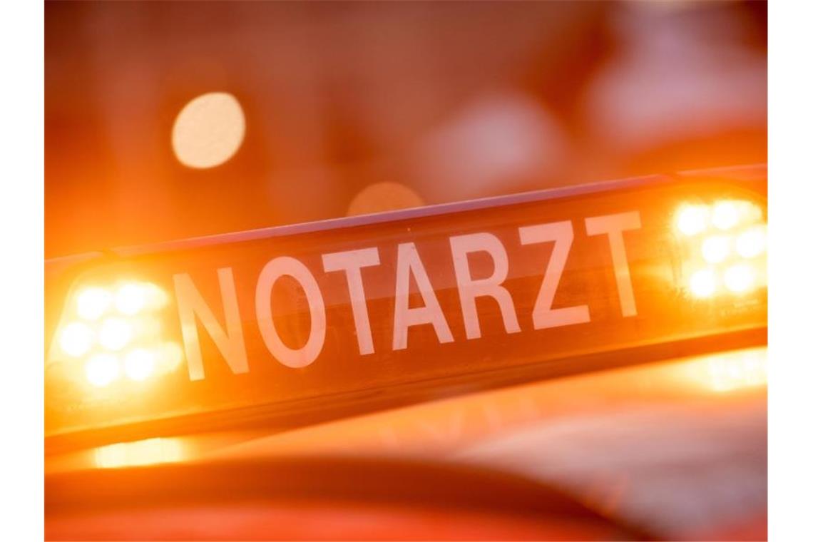 Ein Dachschild mit der Aufschrift „Notarzt“ ist auf einem Einsatzwagen angebracht. Foto: Lino Mirgeler/dpa/Symbolbild