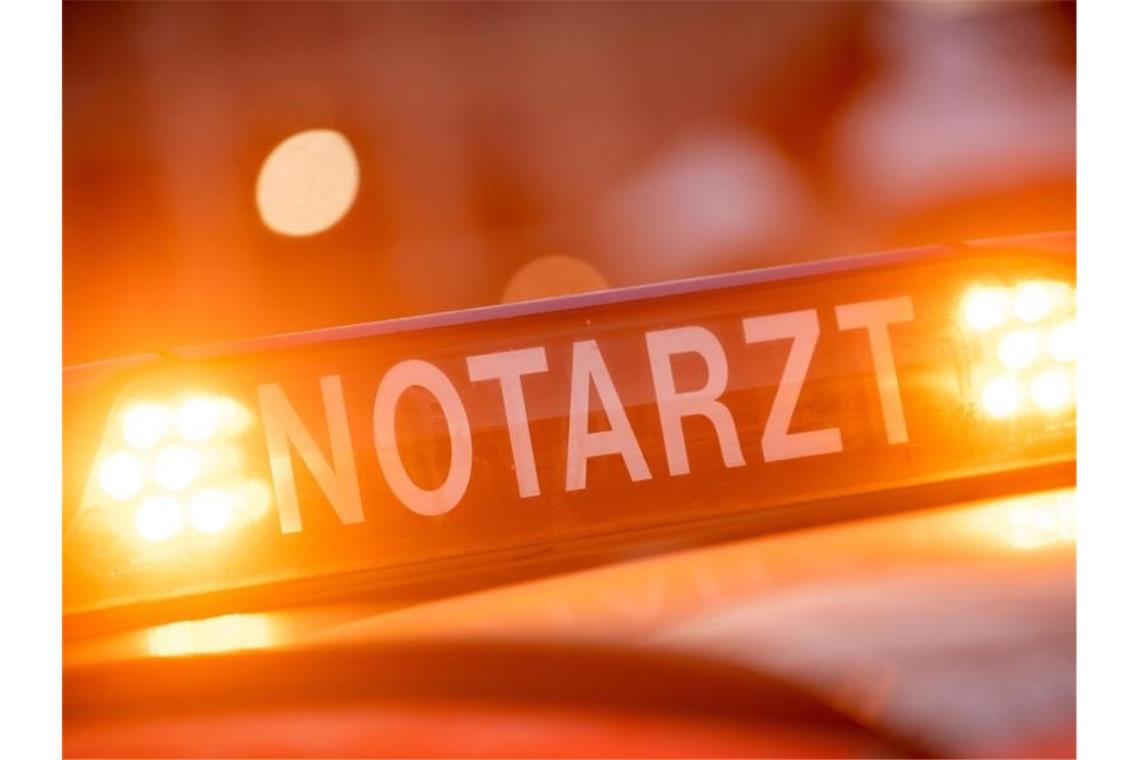 Ein Dachschild mit der Aufschrift „Notarzt“ ist auf einem Einsatzwagen angebracht. Foto: Lino Mirgeler/dpa/Symbolbild