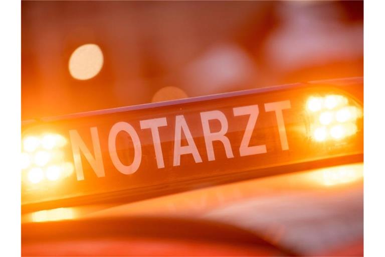 Ein Dachschild mit der Aufschrift „Notarzt“ steht auf einem Einsatzwagen. Foto: Lino Mirgeler/dpa/Symbolbild