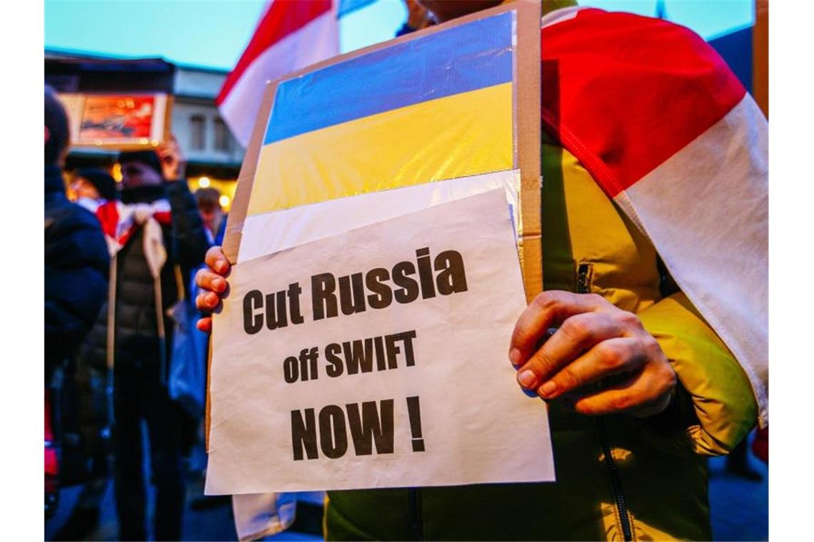 Ein Demonstrant hält ein Schild mit der ukrainischen Flagge und der Aufschrift „Russland jetzt abschneiden!“. Foto: Filip Radwanski/SOPA Images via ZUMA Press Wire/dpa