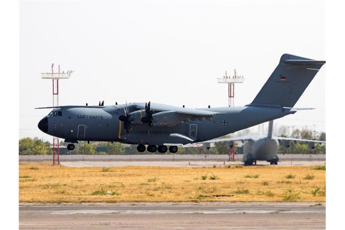 Bundestag stimmt Evakuierungseinsatz in Kabul zu Ein deutscher Airbus A400M landet mit aus Kabul evakuierten Personen auf dem international Airport Taschkent. Foto: Marc Tessensohn/Bundeswehr/dpa