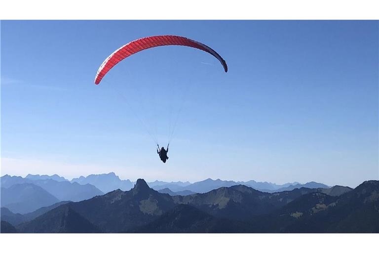 Ein deutscher Gleitschirmflieger ist in Österreich in den Tod gestürzt (Symbolfoto).