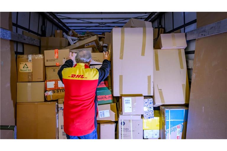 Ein DHL-Paketzentrum im Dezember 2024. Derzeit dürften sich die Paketmassen in so gut wie allen Paketzentren des Logistikers stauen, da es einen Warnstreik gegeben hat.