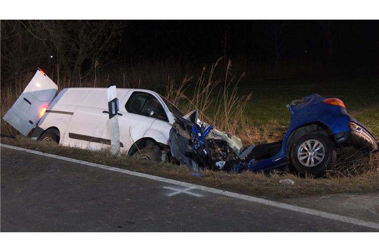 Ein dreijähriges Kind überlebt schwer verletzt einen Unfall in Pewsum - seine beiden Eltern sterben.