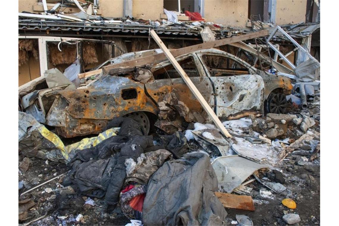 Krieg gegen die Ukraine: So ist die Lage Ein durch Granatenbeschuss zerstörtes Auto steht auf einer Straße in Charkiw. Foto: Andrew Marienko/AP/dpa