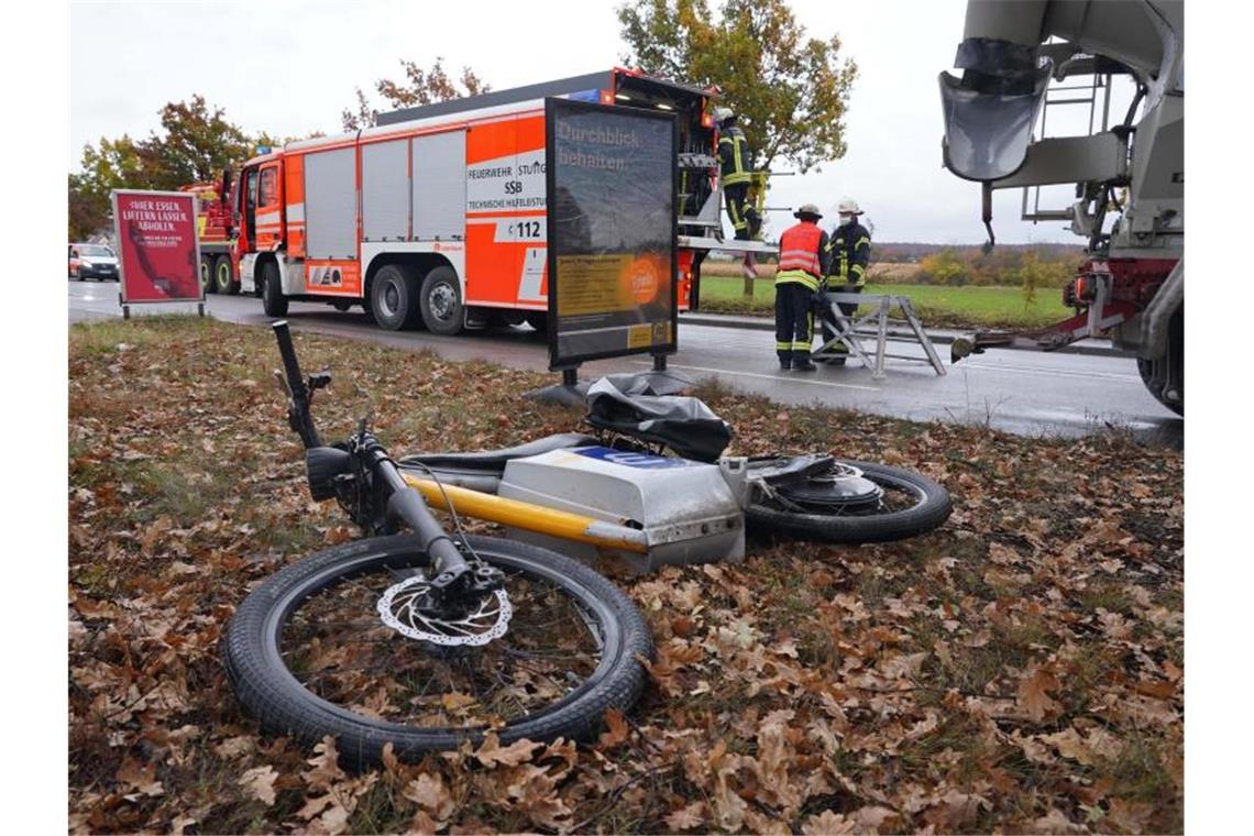 Ein E-Bike liegt an der Unfallstelle. Foto: Andreas Rosar/dpa