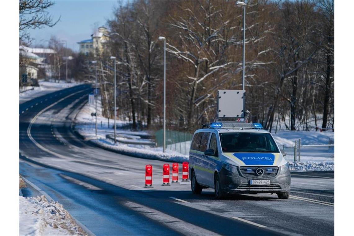 Grenzkontrollen: Bayern will mehr Ausnahmen für Pendler Ein Einsatzfahrzeug der Bundespolizei steht an der bayerisch-tschechischen Grenze bei Schirnding. Foto: Nicolas Armer/dpa