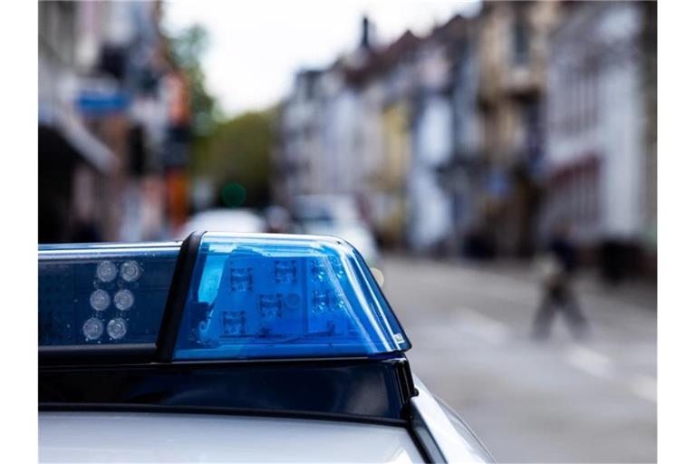 Ein Einsatzfahrzeug der Polizei steht am Straßenrand. Foto: Philipp von Ditfurth/dpa/Symbolbild