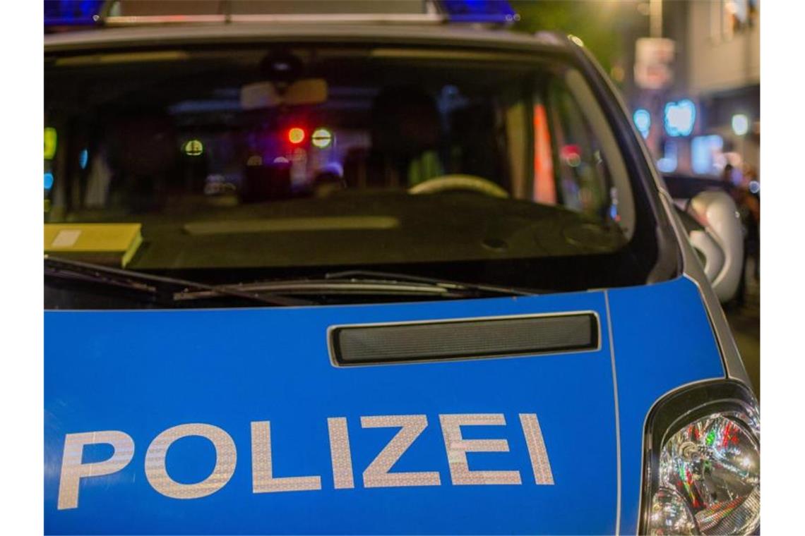 Ein Einsatzfahrzeug der Polizei steht bei einer Kontrolle auf der Straße. Foto: Fernando Gutierrez-Juarez/dpa/Symbolbild