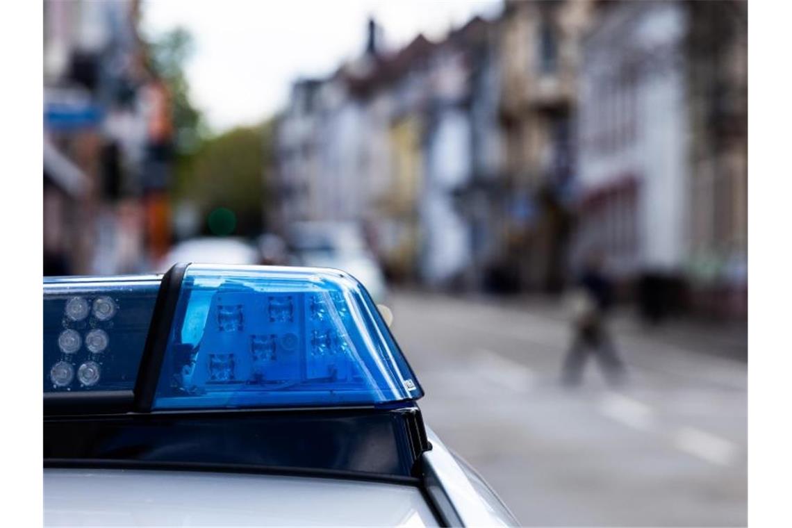 Ein Einsatzfahrzeug der Polizei steht in Freiburg am Straßenrand. Foto: Philipp von Ditfurth/dpa/Symbolbild