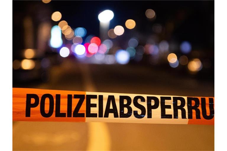 Ein Einsatzort der Polizei ist mit Flatterband abgesperrt. Foto: Christophe Gateau/dpa/Symbolbild