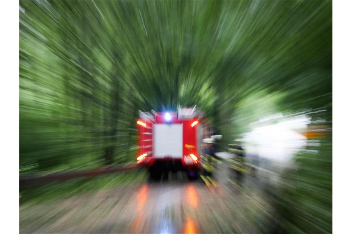 Brand in Einfamilienhaus im Groppertal: Toter Mann entdeckt Ein Einsatzwagen der Feuerwehr. Foto: Friso Gentsch/dpa/Symbolbild